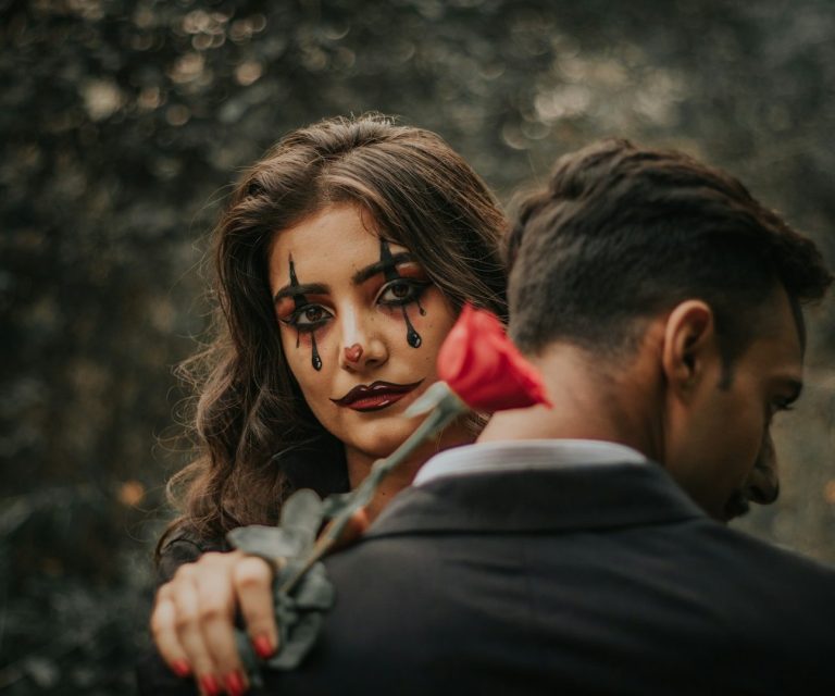 Toxische oder destruktive Beziehungen fordern große Opfer und bedeuten großes Leid. 